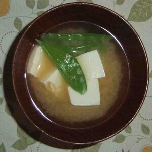 絹さやと豆腐の味噌汁